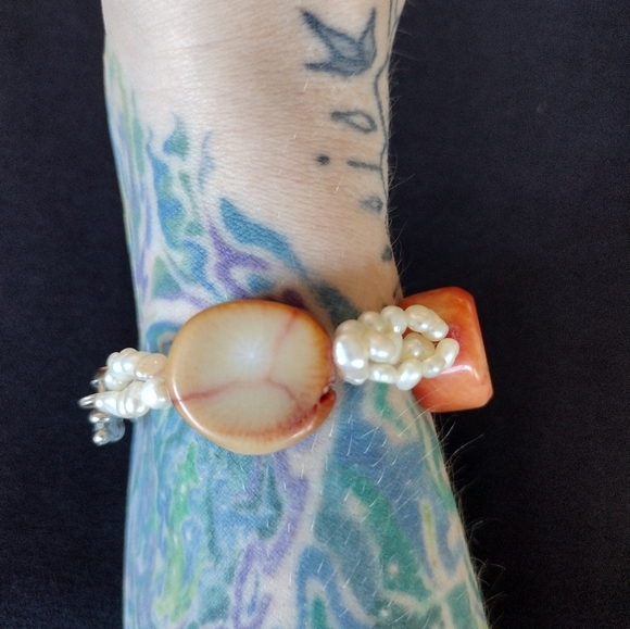 Handcrafted Red and Cream Shell And Pearl Bracelet - Picture 4 of 11